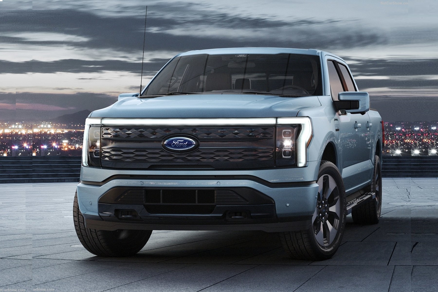 پس‌لرزه سایبرتراک؟ فورد حجم تولید پیکاپ F-150 Lightning را کاهش می‌دهد