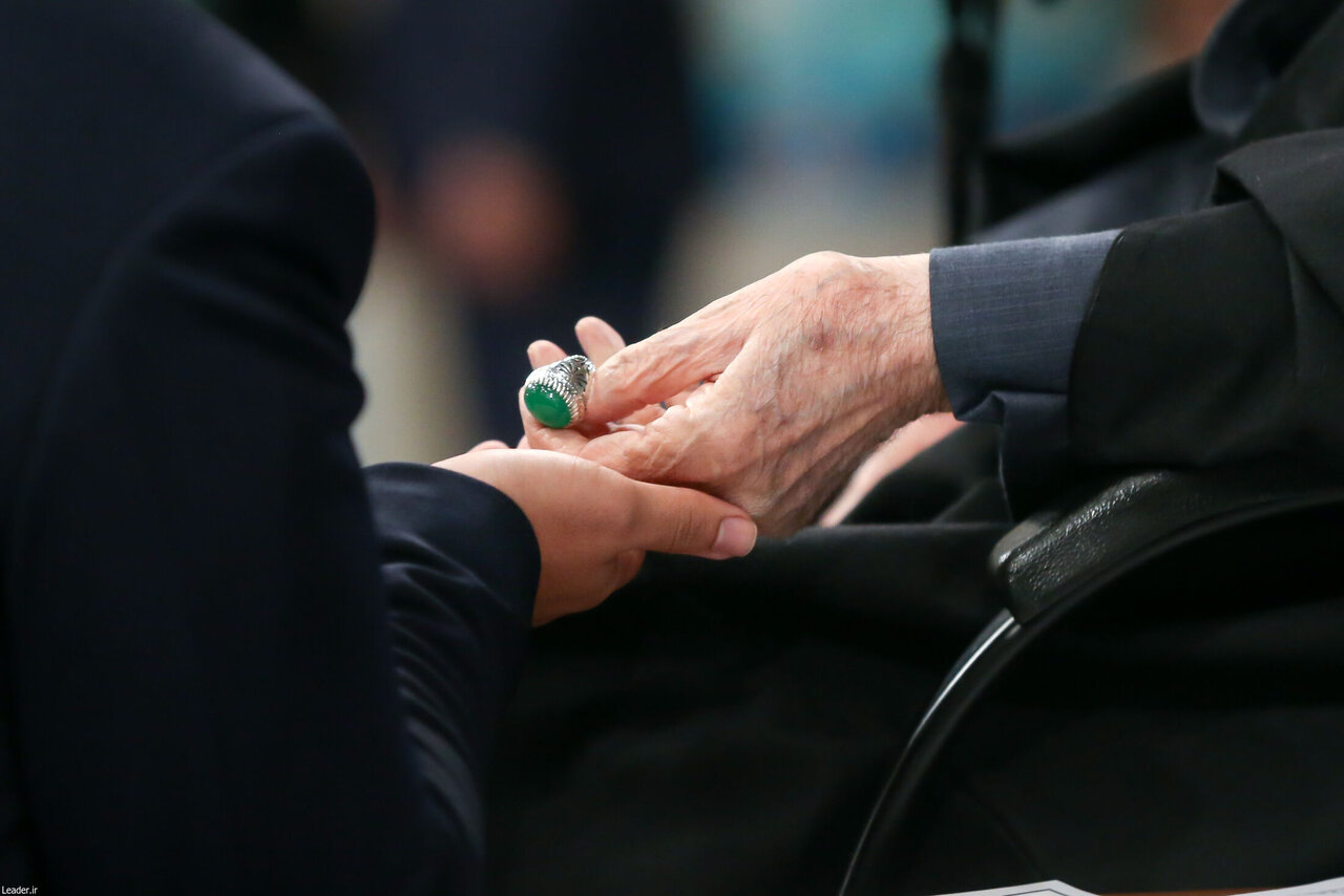 تصویری از هدیه خاص رهبر انقلاب به یک دانشجو +عکس