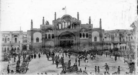 قاب زیبایی از دروازه باب همایون تهران در دوران قاجار