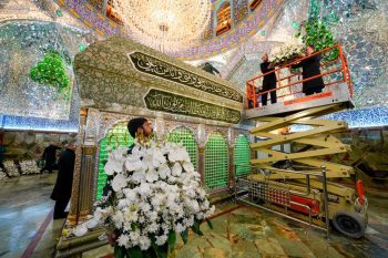 گل آرایی ضریح حضرت علی (ع) در آستانه عید مبعث + تصاویر