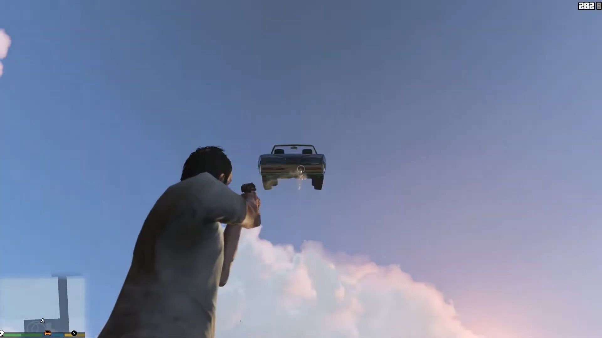 یک مرد در حال شلیک به خودرو در آسمان