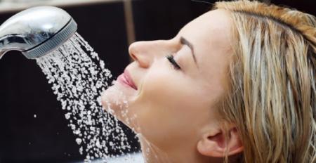 یک روز بعد از دوش گرفتن موهایتان چرب می شود؟ این عوامل را نادیده گرفته اید