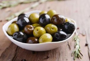 به این دلایل هسته زیتون را دور نریزید