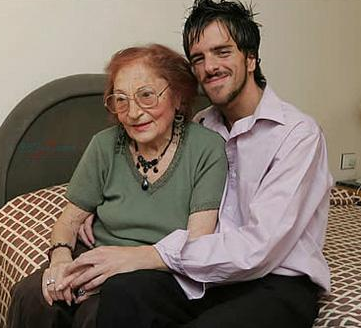 ازدواج پسر ۲۴ ساله با پیر زن ۸۲ ساله + عکس