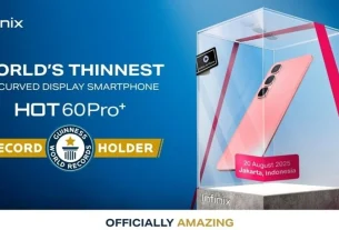 پنل پشتی گوشی اینفینیکس رنگ صورتی در پوستر رسمی