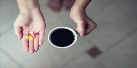 تاثیر منفی قهوه روی این قرص‌ها را جدی بگیرید