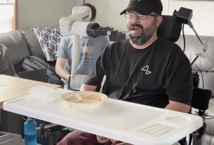 کنترل بازوی رباتیک با ایمپلنت نورالینک