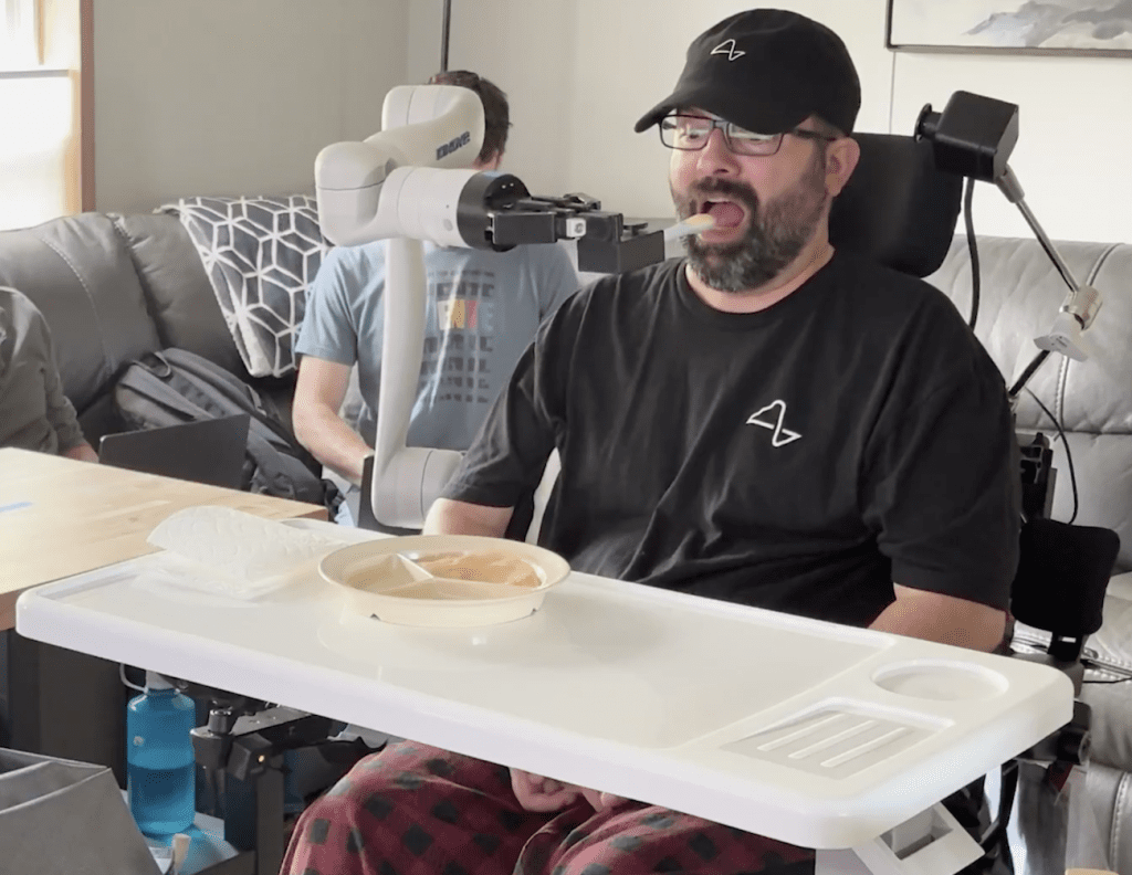 کنترل بازوی رباتیک با ایمپلنت نورالینک