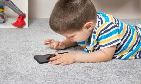 موبایل؛ همدم همیشگی یا رقیب خانواده؟